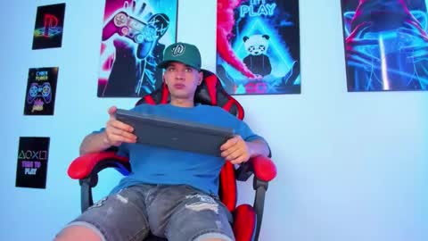 Snapshot of moises_23cm chatting on November 5, 8:31 pm moises_23cm online show from November 5, 8:31 pm