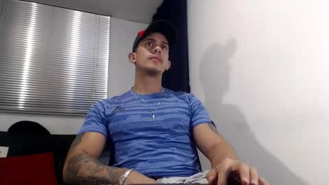 Snapshot of moises_paez chatting on December 30, 1:37 am Moises Paez online show from December 30, 1:37 am