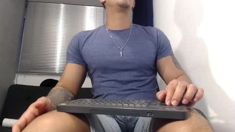 Snapshot of moises_paez chatting on December 31, 11:06 pm Moises Paez online show from December 31, 11:06 pm