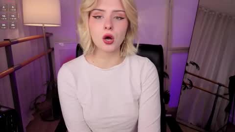 Snapshot of mol_l_y chatting on February 20, 3:34 pm Molly online show from February 20, 3:34 pm