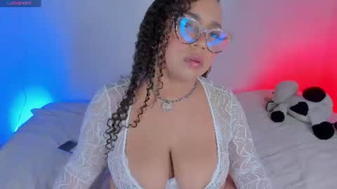 Snapshot of molly_blacke01 chatting on July 4, 3:24 am milee online show from July 4, 3:24 am