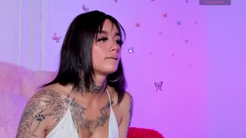 Snapshot of molly_blue01 chatting on June 9, 3:01 pm Follow me and rate me online show from June 9, 3:01 pm