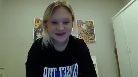 Snapshot of molly_smolly_ chatting on February 16, 2:10 pm lo online show from February 16, 2:10 pm