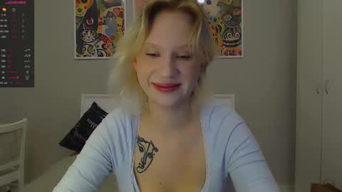 Snapshot of molly_smolly_ chatting on March 10, 1:43 pm lo online show from March 10, 1:43 pm