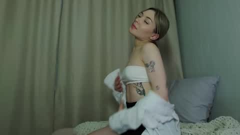 Snapshot of molly_wheel chatting on February 11, 11:44 pm molly_wheel online show from February 11, 11:44 pm