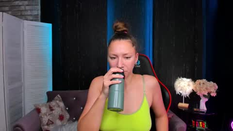 hi im Molly heregreat boobs big heart  warm pussy  online show from November 19, 12:43 am