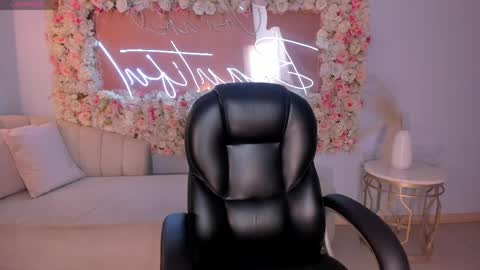 Molly Sunders online show from April 9, 4:56 am