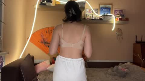 Snapshot of moltenpeach chatting on February 16, 4:14 pm Hermina online show from February 16, 4:14 pm