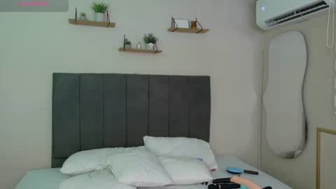 Snapshot of moly_juicy chatting on June 11, 12:14 pm moly_juicy online show from June 11, 12:14 pm