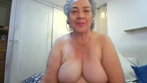 Snapshot of mom_is_wet chatting on June 21, 4:37 am nativa online show from June 21, 4:37 am