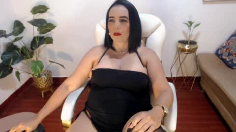 Snapshot of mom_xxx chatting on June 6, 1:21 am Sara online show from June 6, 1:21 am