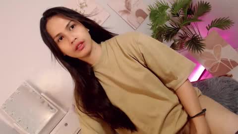 Snapshot of momi_khem019 chatting on September 19, 7:32 am MOMIKHEM online show from September 19, 7:32 am