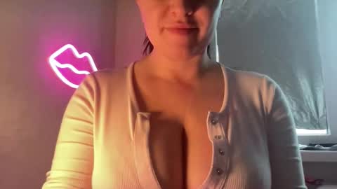 Snapshot of momiyaa chatting on January 8, 5:10 am Rihanna online show from January 8, 5:10 am