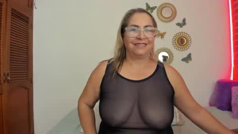 Snapshot of mommy_boobs_ chatting on December 17, 12:01 am Maja online show from December 17, 12:01 am