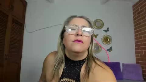 Snapshot of mommy_boobs_ chatting on January 12, 1:11 am Maja online show from January 12, 1:11 am
