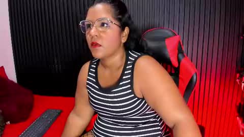 Snapshot of mommy_huge_ass chatting on August 6, 1:02 pm Victoria online show from August 6, 1:02 pm