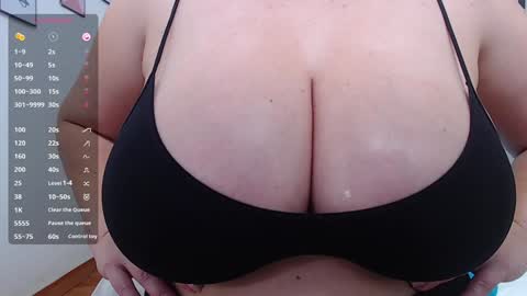 Snapshot of mommyissuess_ chatting on January 27, 10:49 pm Daphne  online show from January 27, 10:49 pm