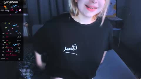 Snapshot of monalauu chatting on February 3, 9:09 pm online show from February 3, 9:09 pm