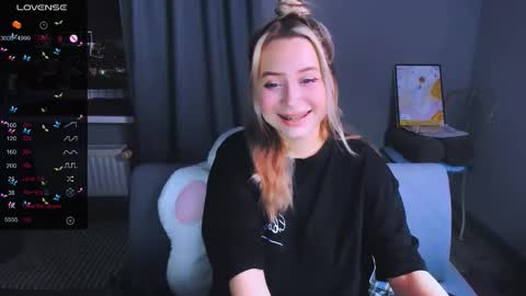 Snapshot of monalauu chatting on February 5, 10:36 pm online show from February 5, 10:36 pm