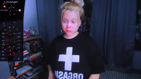 Snapshot of monalauu chatting on March 20, 1:10 am online show from March 20, 1:10 am