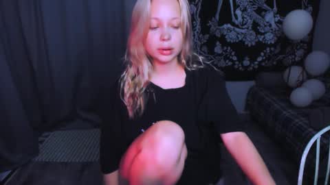 Snapshot of monalauu chatting on March 27, 2:39 am online show from March 27, 2:39 am