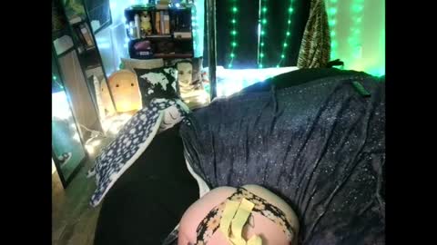 Snapshot of monica_lily chatting on May 8, 8:14 pm Monica online show from May 8, 8:14 pm