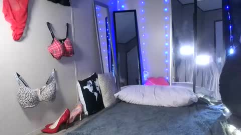 Snapshot of monica_lily chatting on May 27, 2:47 pm Monica online show from May 27, 2:47 pm