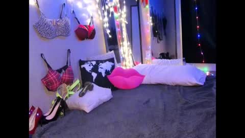 Snapshot of monica_lily chatting on June 25, 1:26 pm Monica online show from June 25, 1:26 pm