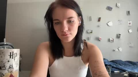 Snapshot of moniquerinn chatting on April 16, 5:19 am Rose online show from April 16, 5:19 am