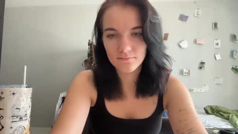 Snapshot of moniquerinn chatting on April 17, 5:21 am Rose online show from April 17, 5:21 am