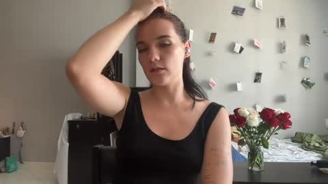 Snapshot of moniquerinn chatting on April 18, 5:33 am Rose online show from April 18, 5:33 am