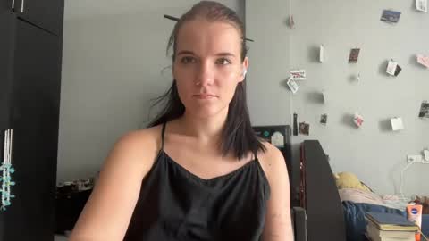 Snapshot of moniquerinn chatting on April 21, 5:36 am Rose online show from April 21, 5:36 am