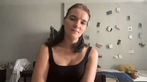 Snapshot of moniquerinn chatting on April 23, 5:30 am Rose online show from April 23, 5:30 am