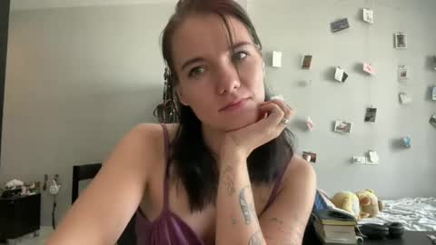 Snapshot of moniquerinn chatting on April 27, 5:49 am Rose online show from April 27, 5:49 am