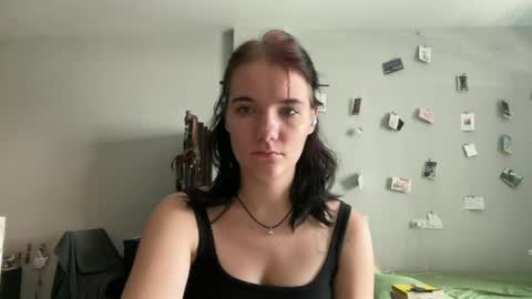 Snapshot of moniquerinn chatting on May 1, 6:18 am Rose online show from May 1, 6:18 am