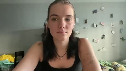 Snapshot of moniquerinn chatting on May 2, 9:36 am Rose online show from May 2, 9:36 am