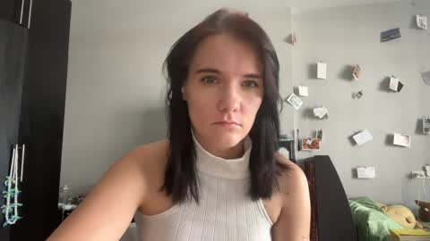 Snapshot of moniquerinn chatting on May 6, 7:35 am Rose online show from May 6, 7:35 am
