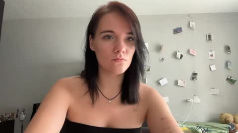 Snapshot of moniquerinn chatting on May 10, 7:13 am Rose online show from May 10, 7:13 am