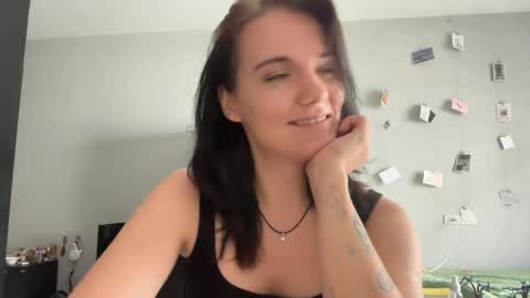 Snapshot of moniquerinn chatting on May 12, 7:49 am Rose online show from May 12, 7:49 am