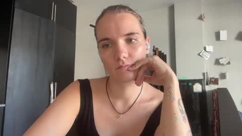 Snapshot of moniquerinn chatting on May 15, 8:32 am Rose online show from May 15, 8:32 am