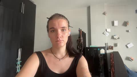 Snapshot of moniquerinn chatting on May 16, 6:21 am Rose online show from May 16, 6:21 am