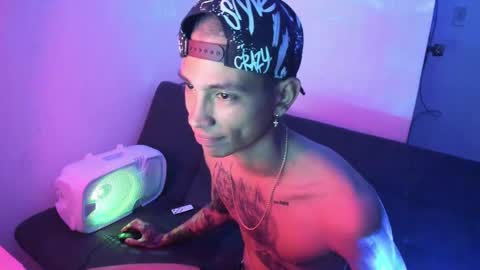 Snapshot of monkeyd_66 chatting on December 17, 8:23 am monkeyd_66 online show from December 17, 8:23 am