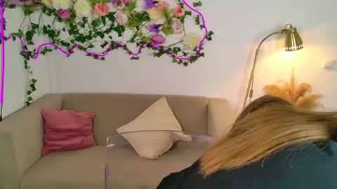 Snapshot of moon__bunny chatting on February 26, 12:26 pm Moon Bunny online show from February 26, 12:26 pm