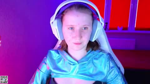 Snapshot of moon_avengers chatting on November 26, 10:16 am Lola online show from November 26, 10:16 am