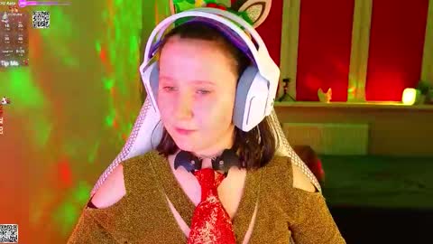 Snapshot of moon_avengers chatting on December 15, 5:06 pm Lola online show from December 15, 5:06 pm