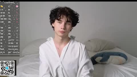 Snapshot of moon_gloww chatting on February 11, 8:19 am moon_gloww online show from February 11, 8:19 am