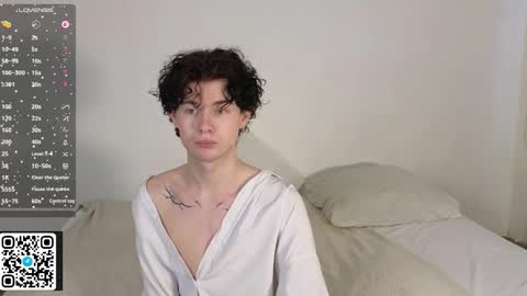 Snapshot of moon_gloww chatting on February 12, 5:46 am moon_gloww online show from February 12, 5:46 am