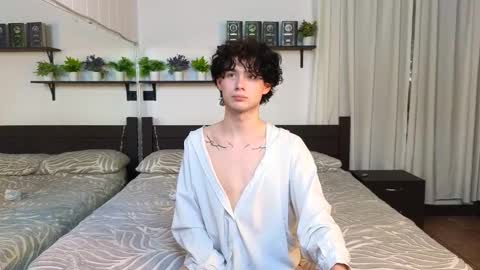 Snapshot of moon_gloww chatting on February 12, 5:52 pm moon_gloww online show from February 12, 5:52 pm