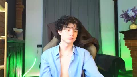 Snapshot of moon_gloww chatting on February 15, 10:14 am moon_gloww online show from February 15, 10:14 am