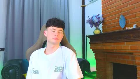 Snapshot of moon_gloww chatting on February 17, 12:45 pm moon_gloww online show from February 17, 12:45 pm